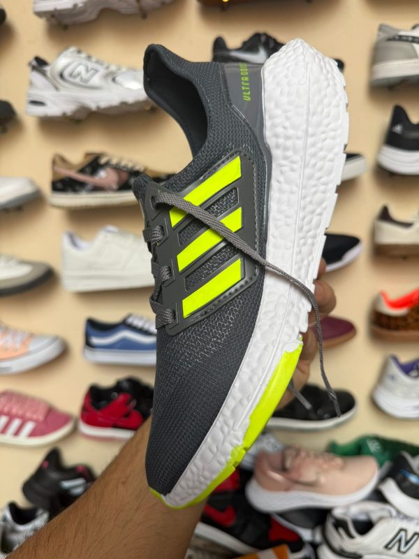 UltraBoost Gris y Verde - Image 4
