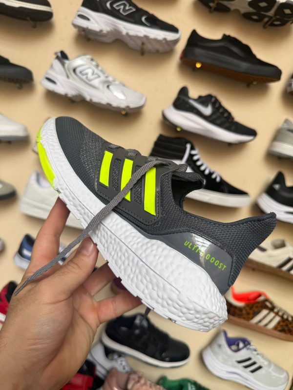UltraBoost Gris y Verde - Image 3