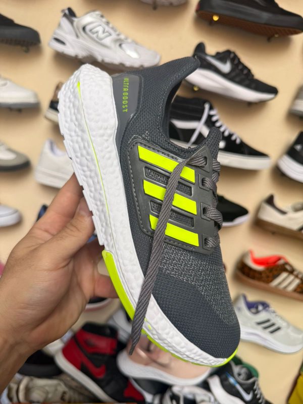 UltraBoost Gris y Verde