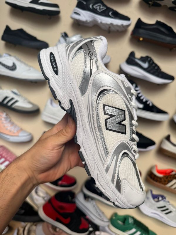 New Balance 530 Gris (Suela Negra) - Image 2